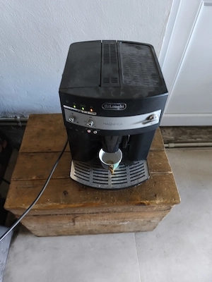 Modelul din imagine este espressorul automat De'Longhi Magnifica ESAM 3000.B 