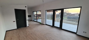 Proprietar, vând teren și clădire funcțională  - imagine 9