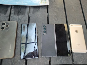 Vand telefoane pentru piese