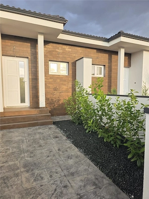 Duplex pe parter - 2 dormitoare - 2 bai - zona in dezvoltare