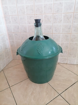 Vand 2 damigene 25 l cu cos - calitate buna 