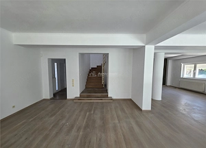 Vila cu piscina - Pipera - 5 camere - 3 bai - 218mp - 800mp teren - imagine 3