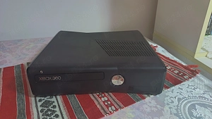 Xbox 360 stare foarte buna folosit puțin dar în rest funcționează bine
