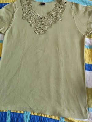 Tricou cu broderie la decolteu pentru femei.
