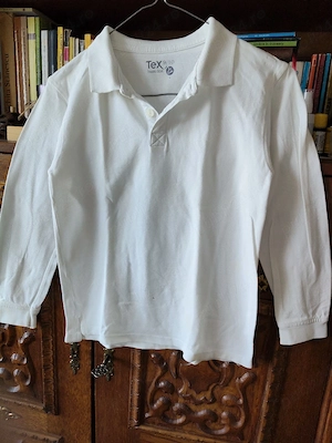 Tricou polo pentru școlar mic.