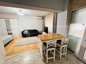 Studio spatios de 45 mp, mobilat modern, zona centrala - imagine 3