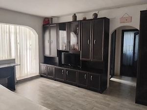 vand apartament cu doua camere..