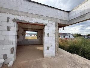 Casă la Roșu pe Dealul Furcilor – 3 Dormitoare, Subsol, Living Separat, 3 Băi 