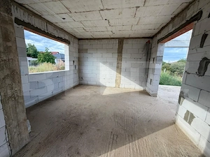 Casă la Roșu pe Dealul Furcilor – 3 Dormitoare, Subsol, Living Separat, 3 Băi  - imagine 4
