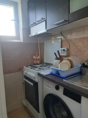 Închiriez garsoniera 16 mp decomandata cu baie și bucătărie bd.Primaverii 7A persoană fizică  - imagine 3
