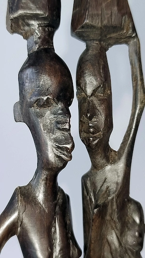 Pereche de statuete Maasai din lemn sculptat manual, stil kenyan, artă tribală africană, vintage