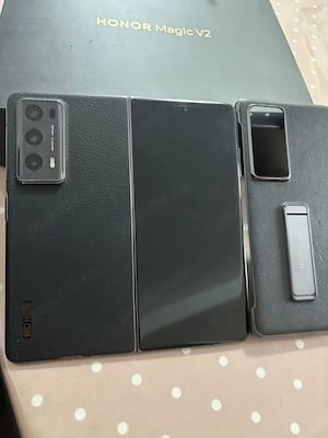 Honor Magic V2