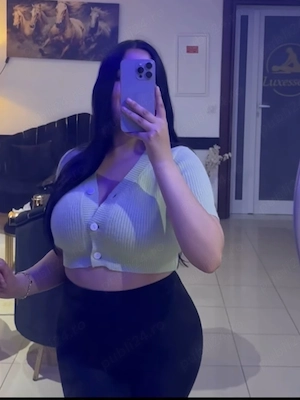 Bruneta cu forme ofer clipe fierbinți 