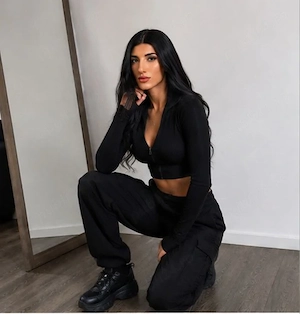 Bună Numele meu este Camelia am 28 de ani sunt o fată Trans