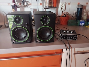 Boxe studio CR3, însoțite de placă audio Behringer 