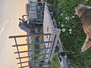 Trailer baloți pe o axa