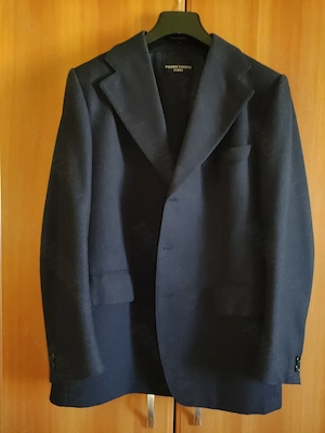 Vand costum barbati, PIERRE CARDIN, impecabil, ca nou.
