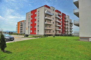 Apartament parter inalt, 2 camere, mobilat utilat, loc de parcare si boxa la subsol incluse