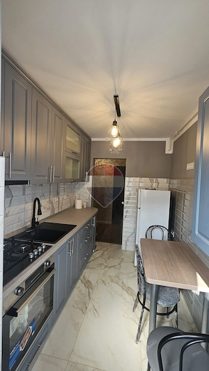 Apartament 2 camere – renovat complet, etaj 1, cu boxă și balcon