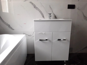 Vand dulap de baie nou , cu lavoar si baterie la 400 ron .