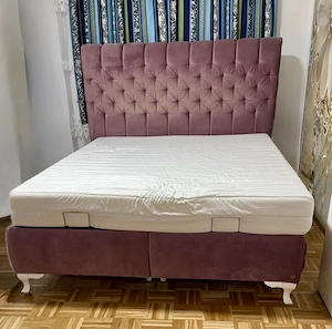 Boxipring tapițat în catifea,cu tăblie înaltă,eleganță și nasturi cusuți în material