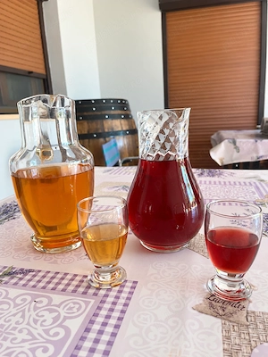 Vin de casă alb și roșu   10 lei litru