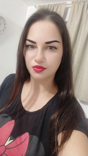 Bruneta miniona noua la voi în oraș 