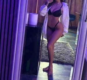  mă numesc tanya   brunetă sexi slăbută senzuală si cu simtu umorului.