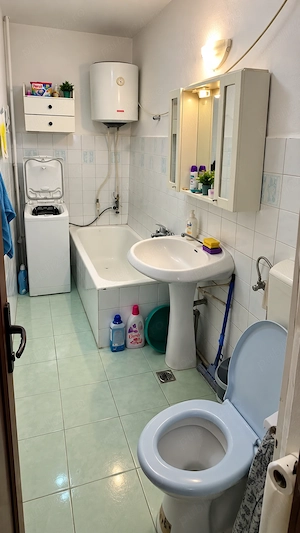 Apartament 2 camere de vânzare în Băile Herculane, etaj 1, zona Pieței