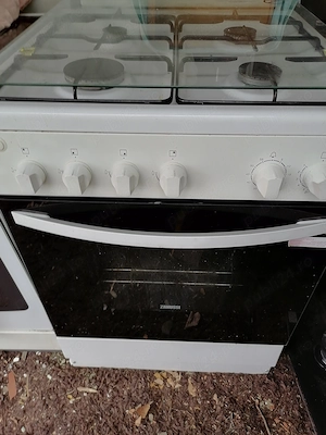 Aragaz cu patru ochiuri și cuptor pe gaz Zanussi 