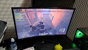 Desktop gamer plus monitor curbat 