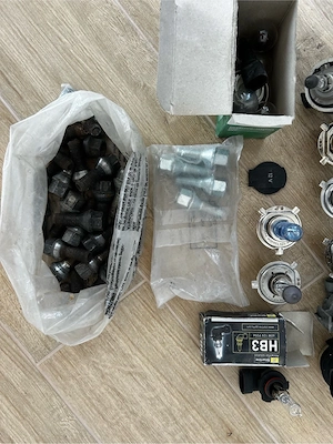 Lot piese auto garaj: Prezoane roți + Becuri halogen H4, HB3, becuri interior/semnalizare - imagine 5