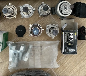 Lot piese auto garaj: Prezoane roți + Becuri halogen H4, HB3, becuri interior/semnalizare