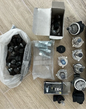 Lot piese auto garaj: Prezoane roți + Becuri halogen H4, HB3, becuri interior/semnalizare - imagine 4