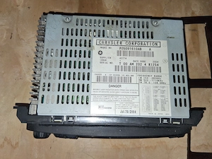 Vând Casetofon Original (Radio CD) Jeep Grand Cherokee WJ + Grilă Bord Imitație Lemn