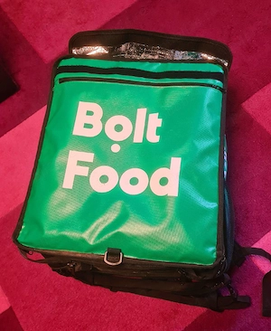 Geanta BOLT XL termoizolată ptr livrări ca și nouă, a fost folosita o săptămână.