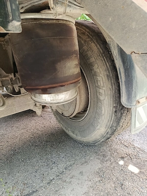 Vând ansamblu basculabil cap tractor și semiremorca cu tara totală de 13.350