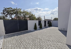 Vând duplex despărțit prin cameră tehnică