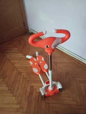 Vând trotineta pentru copii deosebită cu doua brațe bună pentru dezvoltarea muschilor și oaselor 