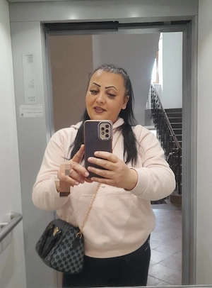  bruneta nouă 