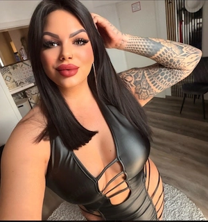 Adina  bruneta sexy     ,pentru prima dată la tine în oraș 