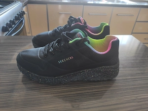 Adidasi Skechers noi marimea 37