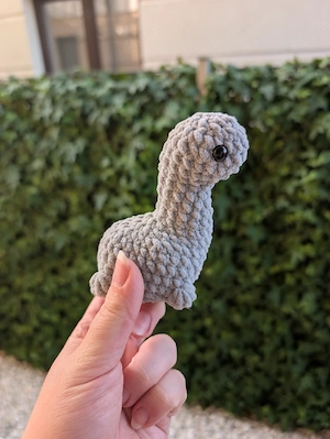 Jucărie croșetată handmade - dinozaur gri