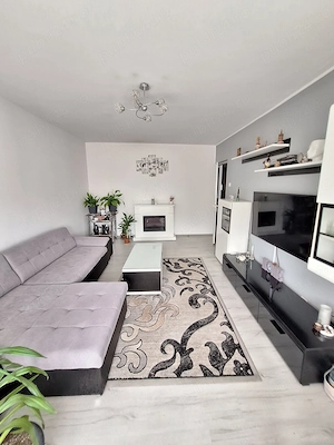 Vanzare apartament 3 camere , Piata Centrala - imagine 2