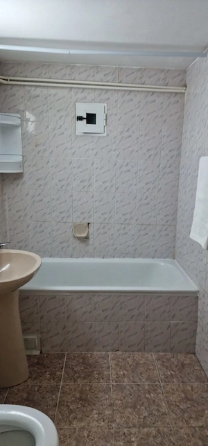 Închiriez apartament 4 camere - zona Confecții  - imagine 8
