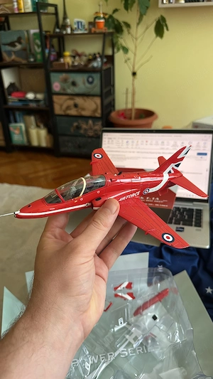 Macheta avion BAE Hawk Red Arrows 1:48