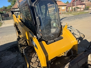 Mini Încărcător frontal CAT 242 B -3