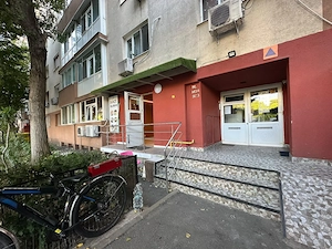 Spatiu comercial stradal, vad pietonal, parcare libera