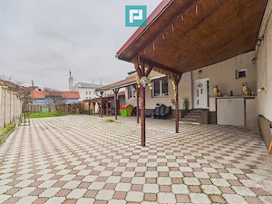 Două case, curte mare, lângă Castelul Corvinilor