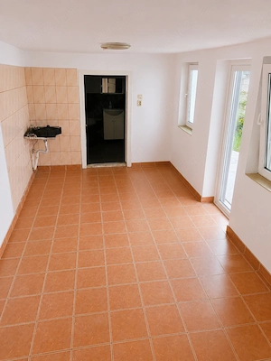 Vand casa cu curte cu gradina, situata central.  - imagine 4